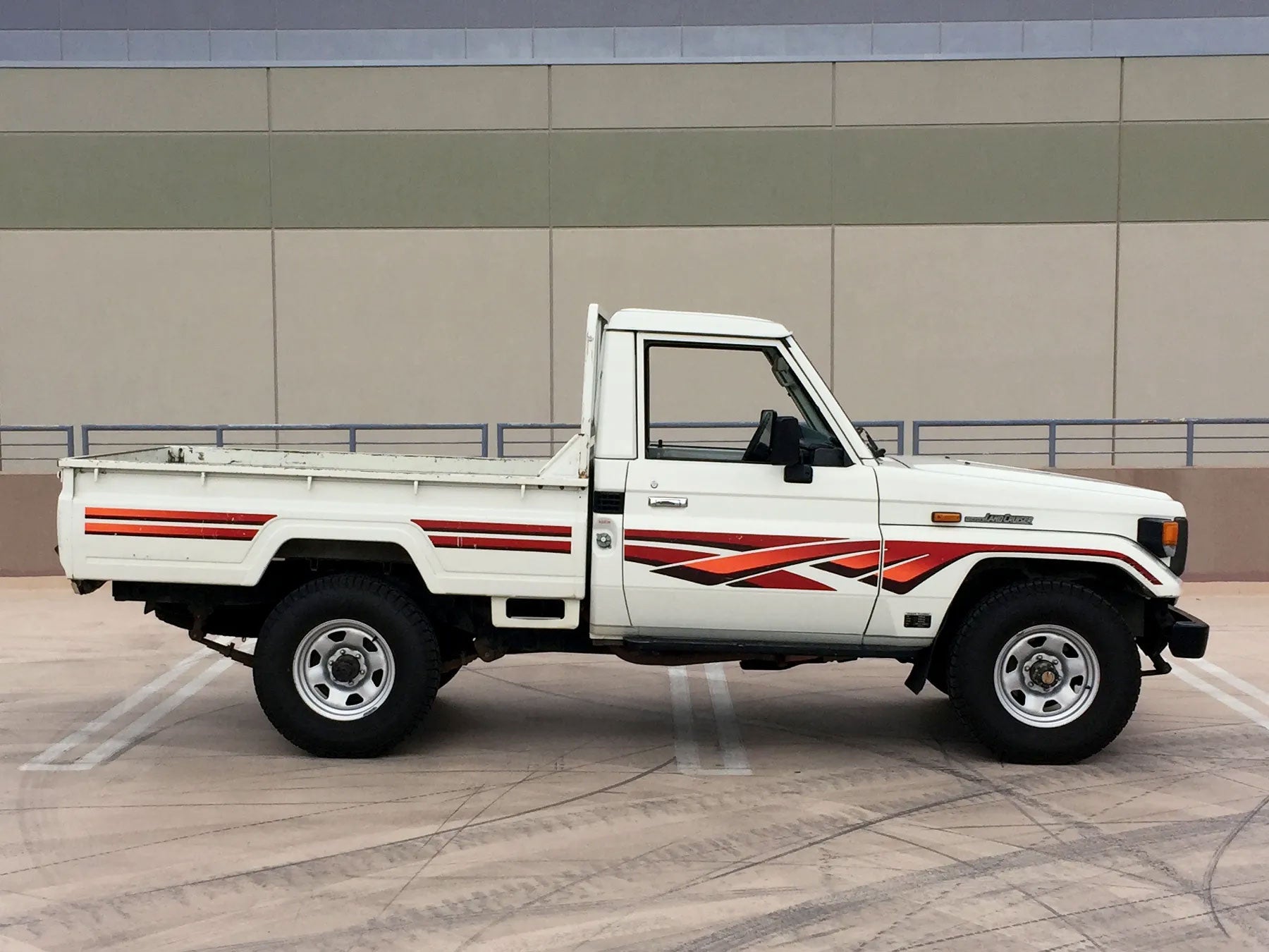 75 Series Single Cab Decal Body Stripe Kit (Tenterfield)